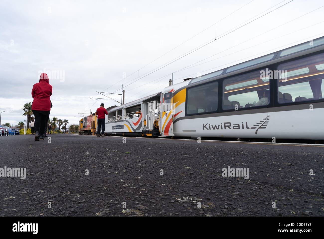Hamilton Nuova Zelanda - Luglio 26 2021; il treno turistico 7322 Kiwi Rail Northern Explorer si fermò alla Stazione di Frankton sulla rotta per Wellington da Auckland. Foto Stock