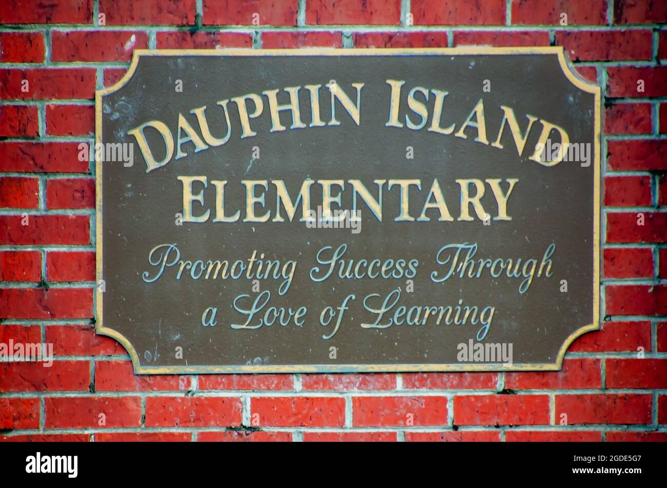 Il cartello della Dauphin Island Elementary School è raffigurato, 12 agosto 2021, a Dauphin Island, Alabama. La scuola elementare è stata completata nel 2016. Foto Stock