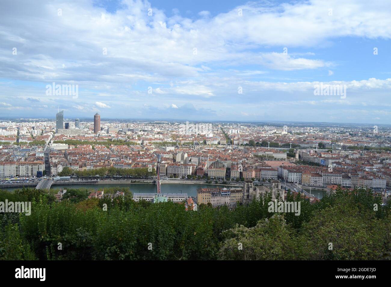 Ville de Lyon en France, vue sur les tours de la Partdieu et sur la Place Bellecour depuis la cathédrale de Fourvière Foto Stock