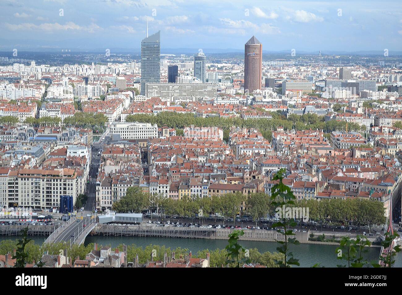 Ville de Lyon en France, vue sur les tours de la Partdieu depuis la cathédrale de Fourvière Foto Stock