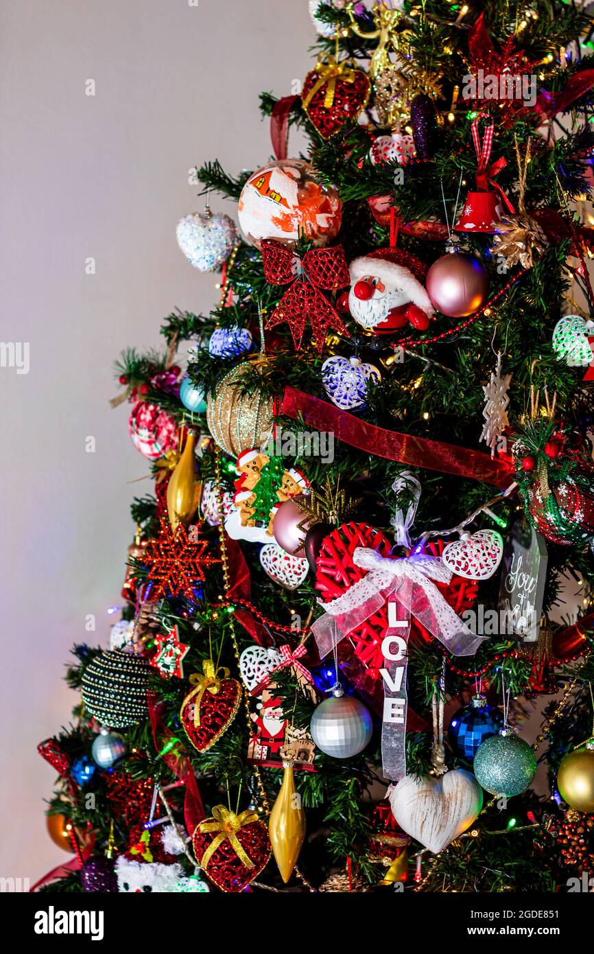 Immagine verticale di belle decorazioni natalizie e luci su un albero di  Natale Foto stock - Alamy