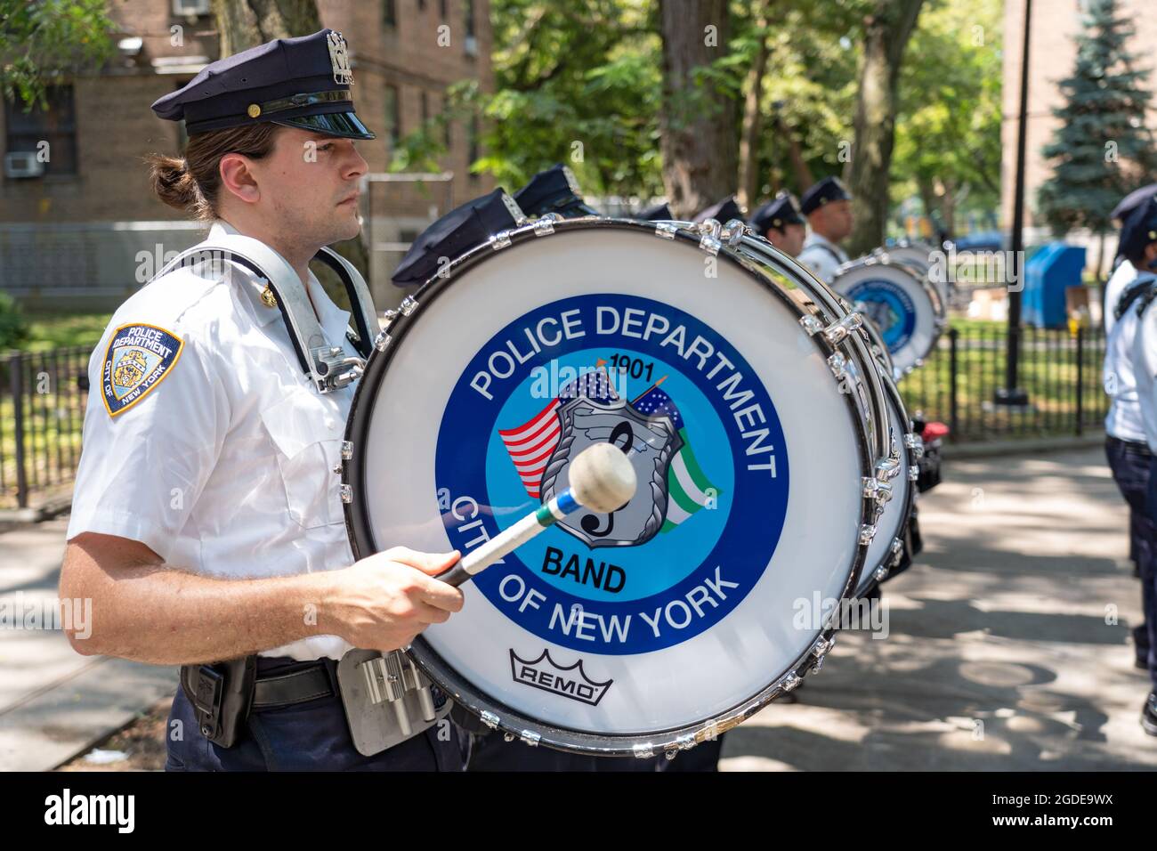 New York, Stati Uniti. 12 agosto 2021. NEW YORK, NY - AGOSTO 12: La band NYPD suona ad un evento di apertura del Queensbridge Houses Basketball Court il 12 Agosto 2021 nel Queens Borough di New York City. Il New York Police Department rinnova il campo di pallacanestro presso le NYCHA Queensbridge Houses attraverso l'uso di fondi per le confische. È uno dei 15 campi da pallacanestro in tutta la città che il NYPD sta rinnovando. Il progetto da 4 milioni di dollari è finanziato da busti di farmaci. Credit: Ron Adar/Alamy Live News Foto Stock
