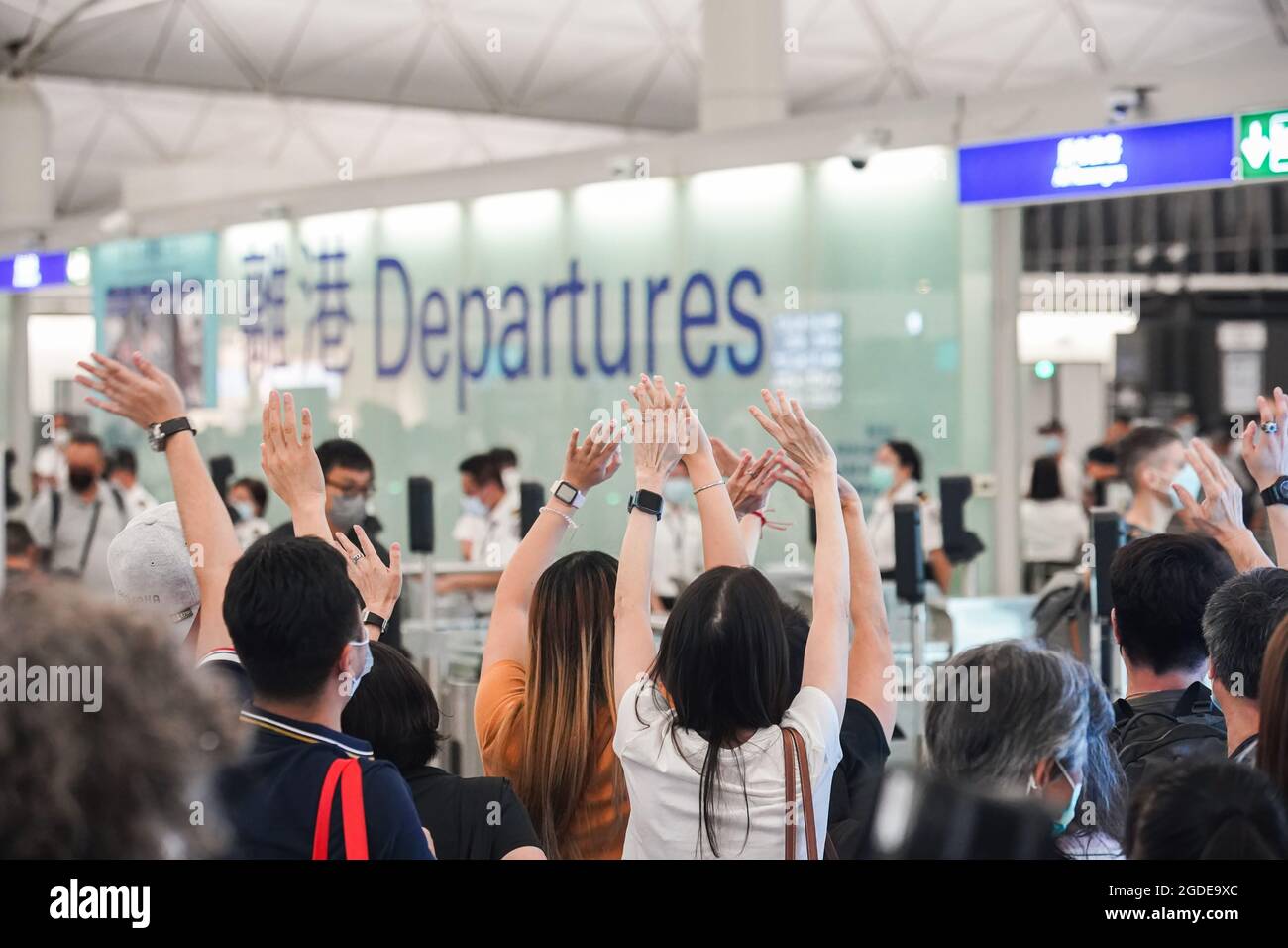 Si salutano amici e famiglie che partono dall'aeroporto internazionale di Hong Kong. Il governo di Hong Kong ha affermato che circa diciannove mila Hong Kong hanno lasciato il paese per ragioni diverse. Foto Stock