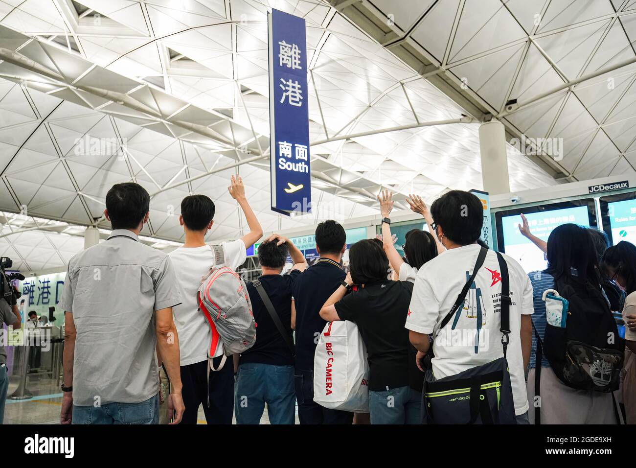 Si salutano amici e famiglie che partono dall'aeroporto internazionale di Hong Kong. Il governo di Hong Kong ha affermato che circa diciannove mila Hong Kong hanno lasciato il paese per ragioni diverse. Foto Stock