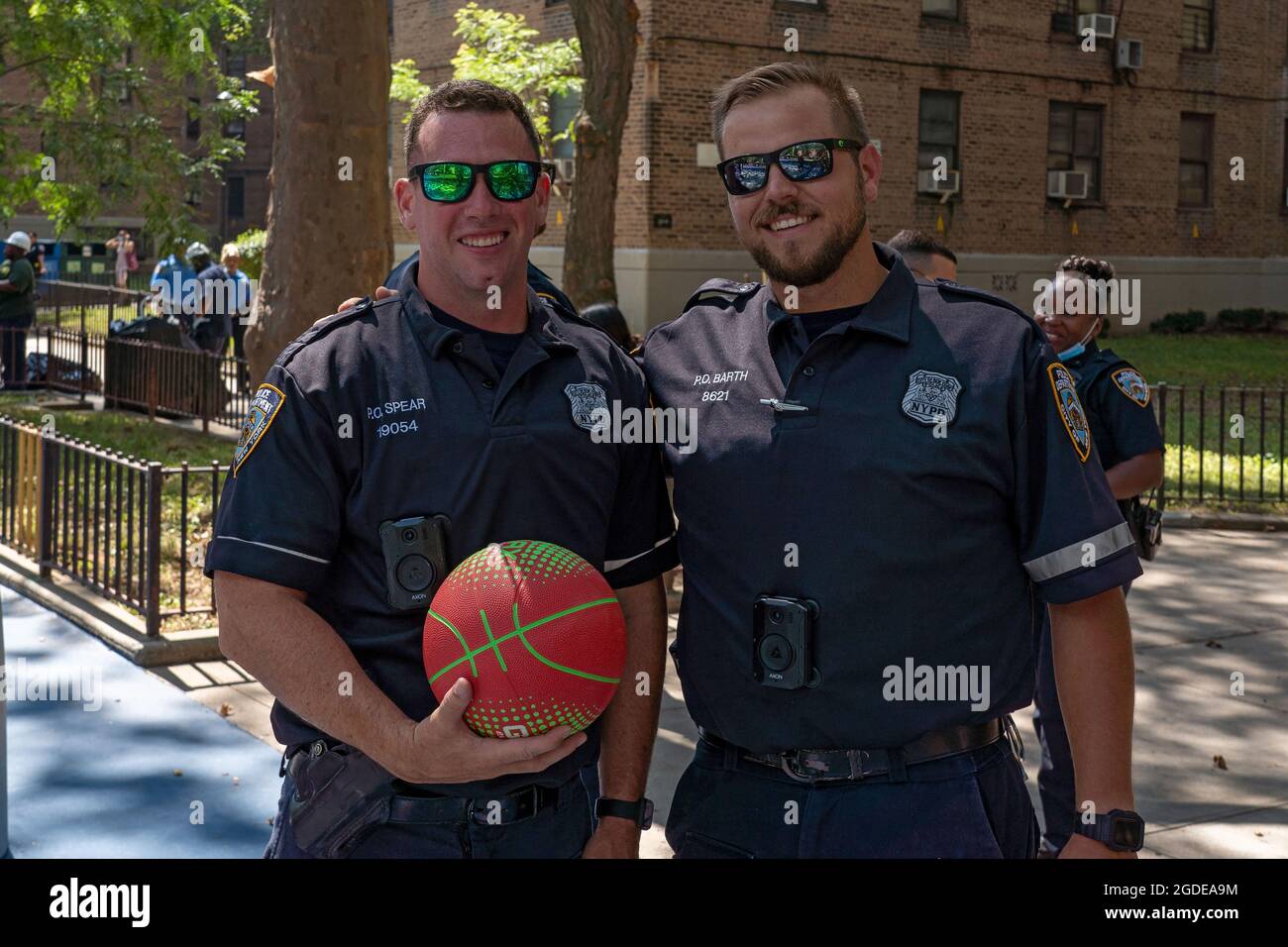 New York, Stati Uniti. 12 agosto 2021. NEW YORK, NY - 12 AGOSTO: La gente gioca a pallacanestro ad un evento di apertura di Queensbridge Houses Basketball Court il 12 agosto 2021 nel Queens Borough di New York City. Il New York Police Department rinnova il campo di pallacanestro presso le NYCHA Queensbridge Houses attraverso l'uso di fondi per le confische. È uno dei 15 campi da pallacanestro in tutta la città che il NYPD sta rinnovando. Il progetto da 4 milioni di dollari è finanziato da busti di farmaci. Credit: Ron Adar/Alamy Live News Foto Stock
