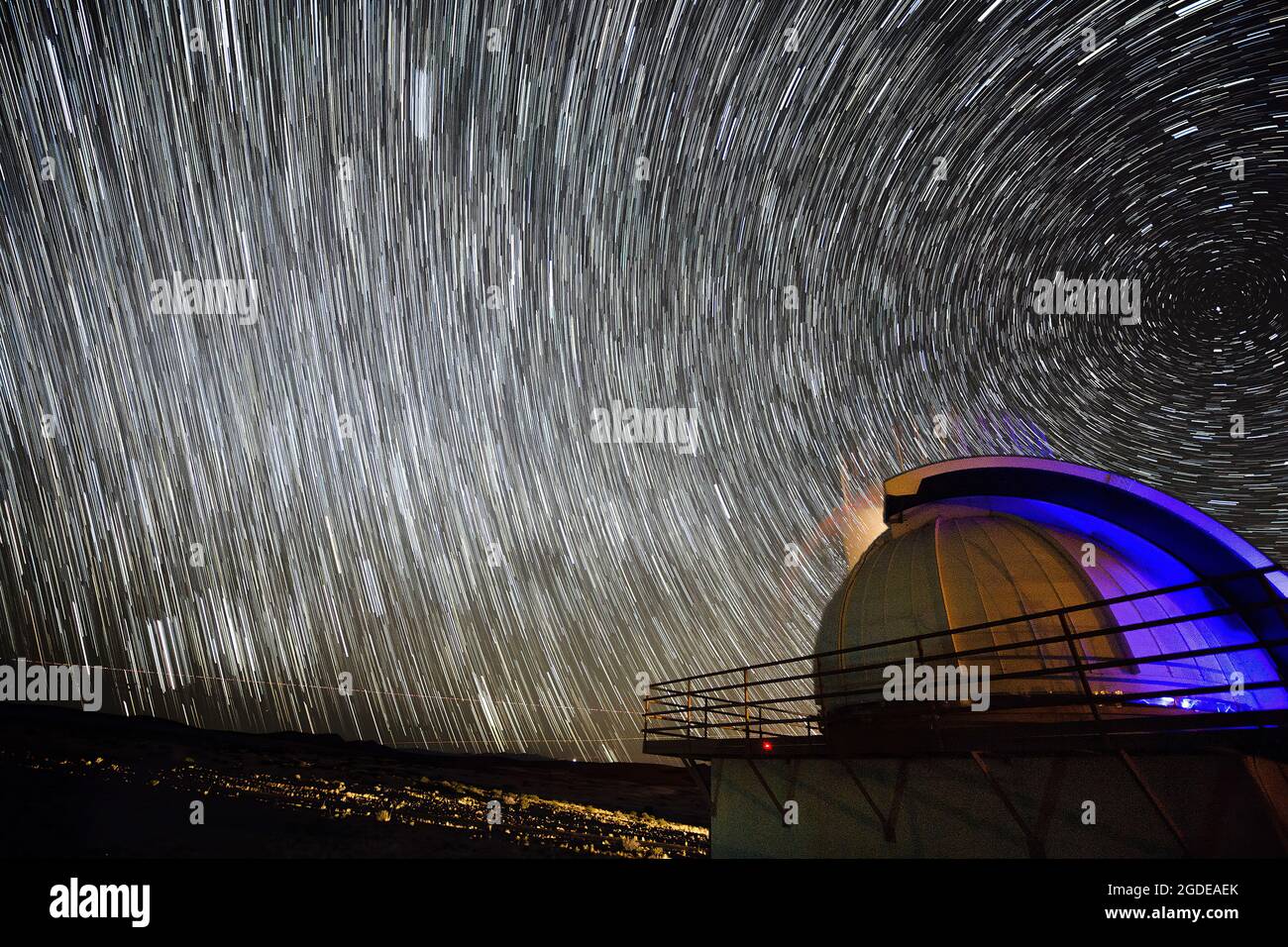 Il Ground-Based Electro-Optical dello spazio profondo sistema di sorveglianza è responsabile per il monitoraggio di migliaia di oggetti nello spazio. I telescopi ricadono sotto la XXI Ala di spazio ed è posizionato a White Sands Missile Range, Nuovo Messico. Qui, 216 foto acquisite nel corso di un periodo di minuti 90 sono sovrapposte una all'altra, rendendo le tracce stellari venire alla vita. (U.S. Air Force illustrazione della foto da Tech. Sgt. David Salanitri) Foto Stock
