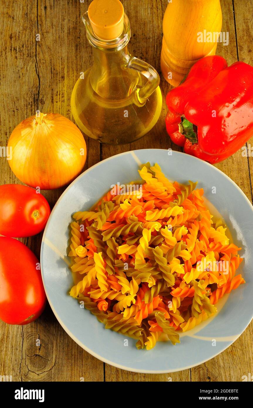 Pasta sul piatto, pronta per cucinare piatti italiani Foto Stock