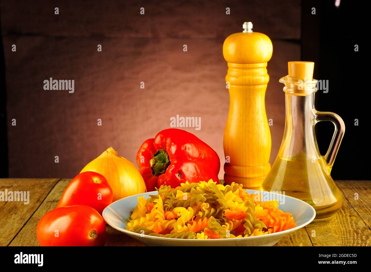 Pasta sul piatto, pronta per cucinare piatti italiani Foto Stock