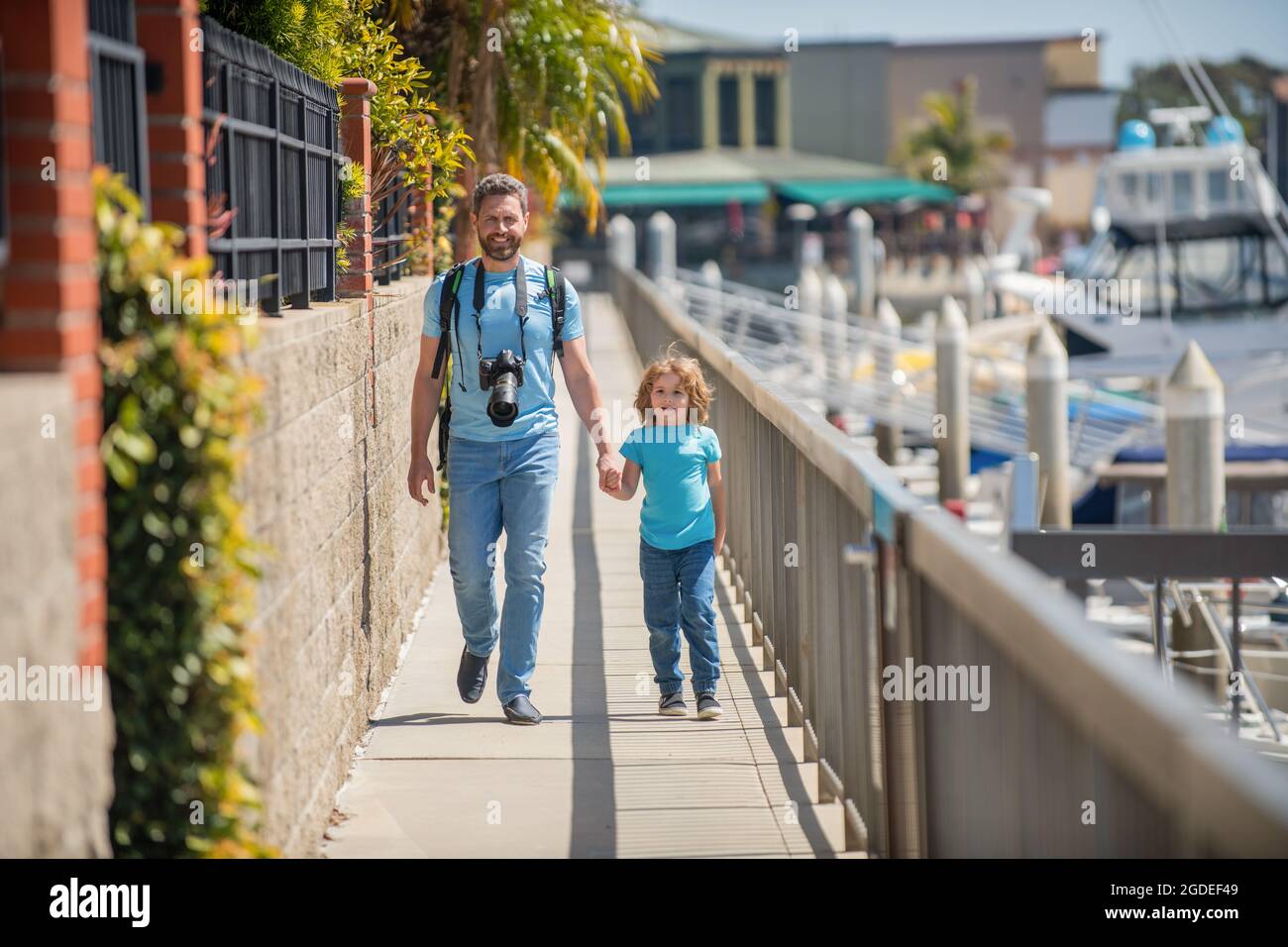 Turisti. Uomo e ragazzo passeggiata tenendo le mani. Attività ricreative. Padre e figlio figlio Foto Stock