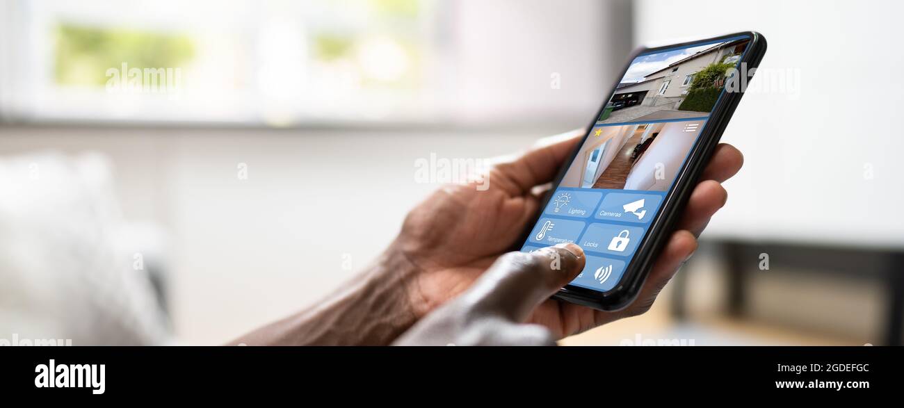 Sistema di sicurezza intelligente e telecamera TVCC sul telefono Foto Stock