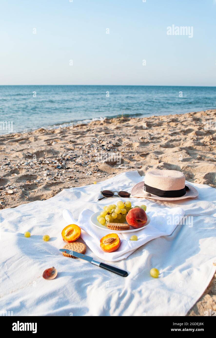 Estate picnic sulla spiaggia in riva al mare a sunrise. Foto Stock