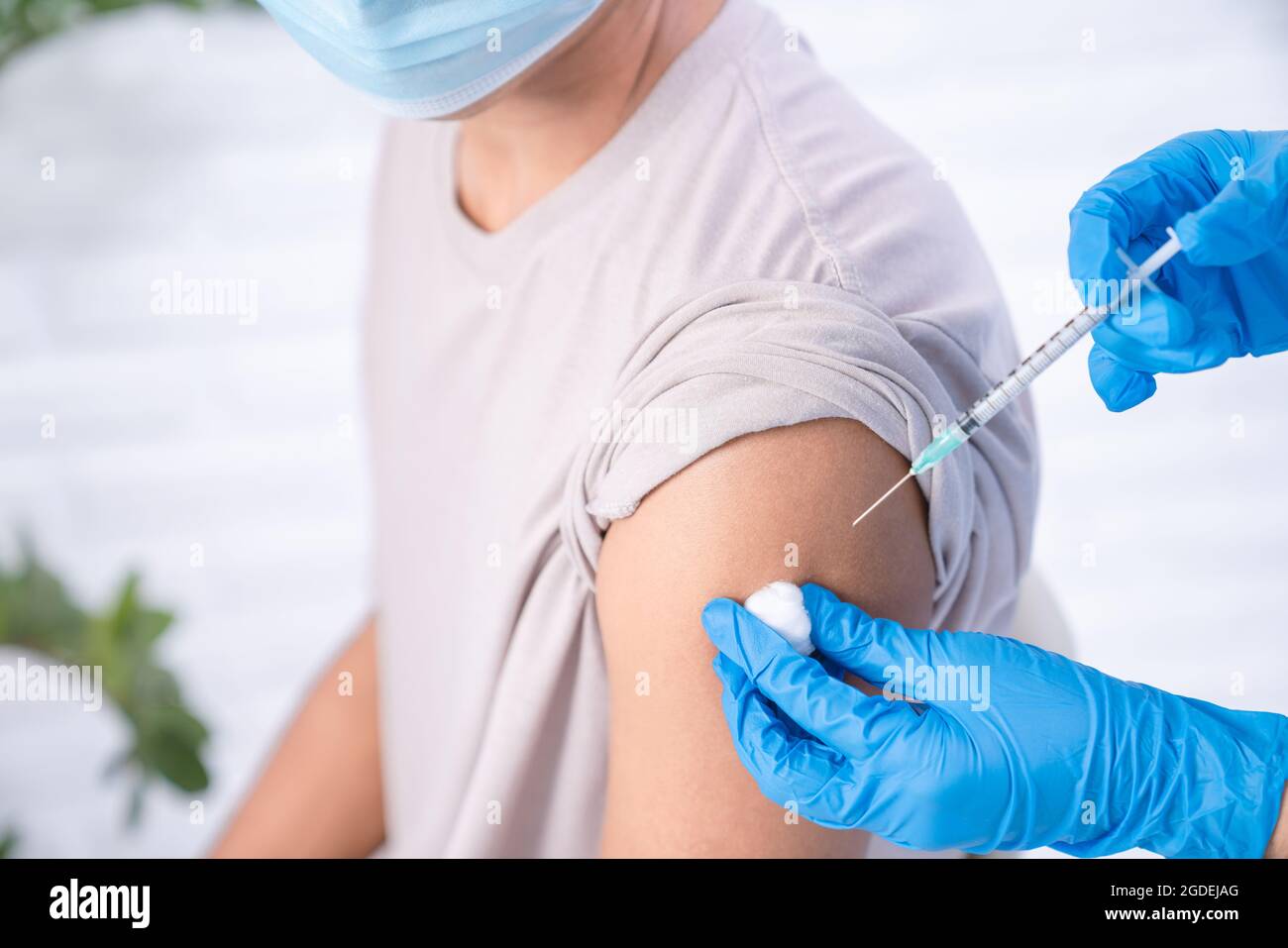 primo piano sulla spalla delle persone che si vaccina Foto Stock