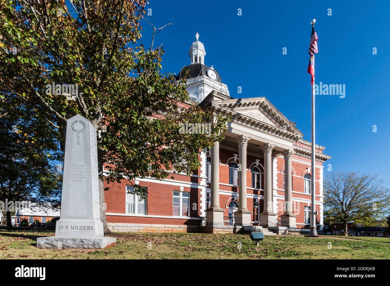 Greenville, Georgia, Stati Uniti, novembre 14, 2020: Storico tribunale della contea di Meriweather costruito nel 1903-1904 con il Meriweather Veterans Memorial nell'assedio Foto Stock