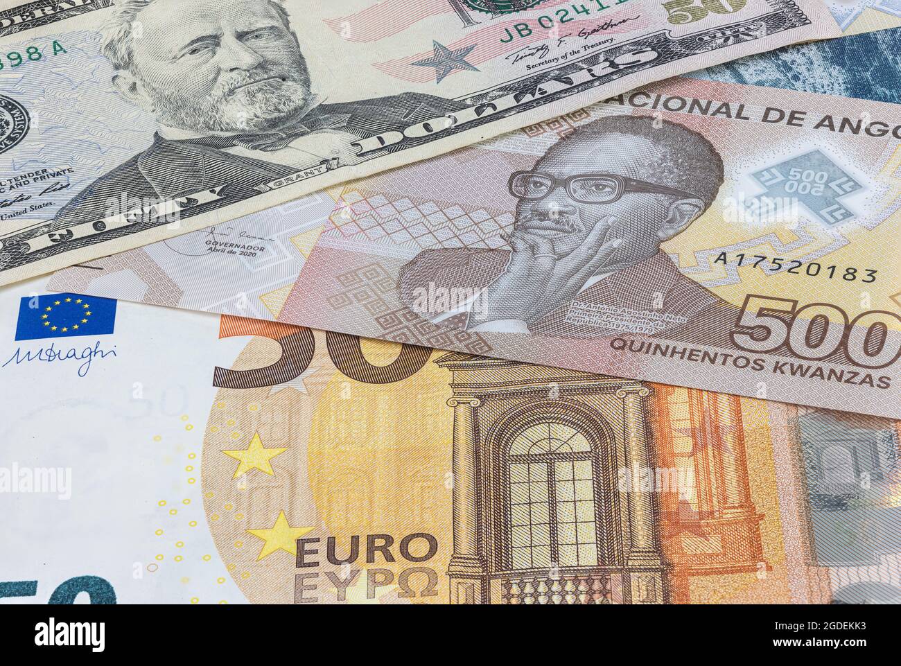 Primo piano fino a 500 Kwanza della Repubblica d'Angola tra 50 dollari USA e 50 banconote in euro, cinquecento banconote in Kwanzas del paese africano. MO Foto Stock