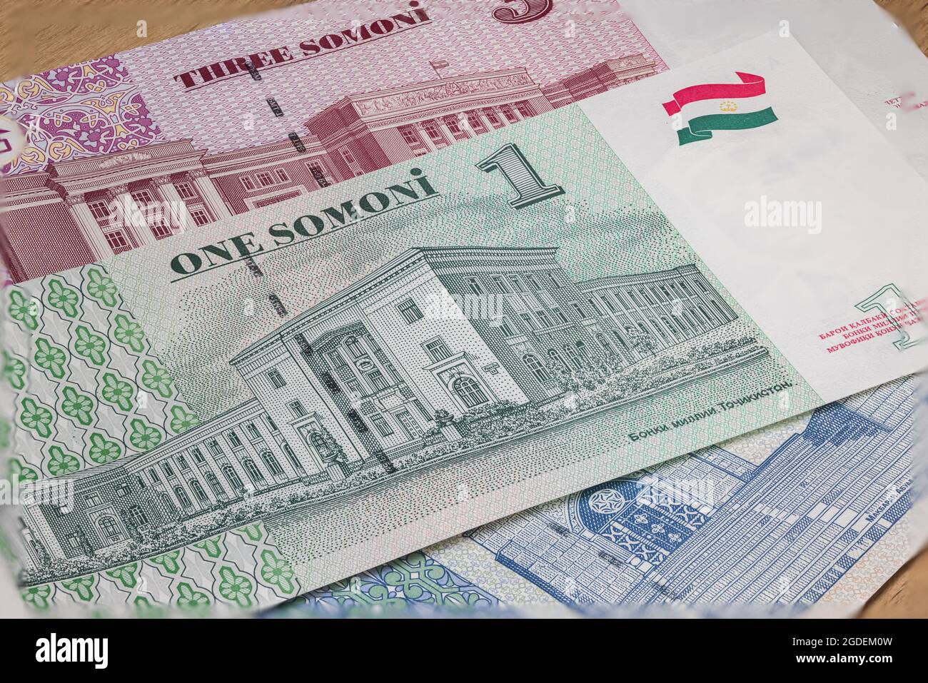 Primo piano a Somoni della Repubblica di Tagikistan. Banconote cartacee del paese asiatico. Acquisizione dettagliata del design anteriore. Dettaglio di denaro arretrato Foto Stock