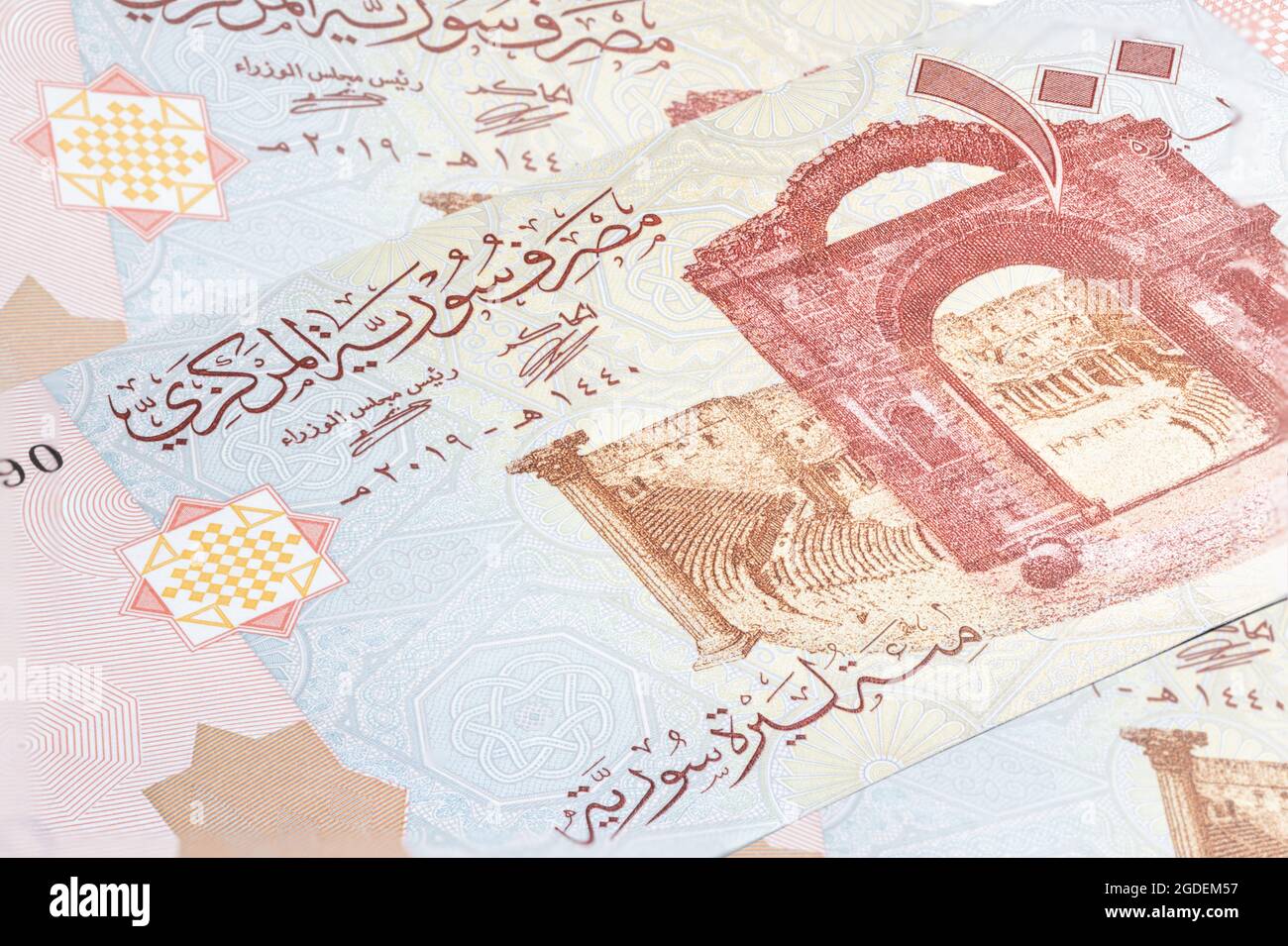 Banconote siriane in sterlina o lira. Denaro del paese arabo. Primo piano sfondo dettagliato denaro. Banconote del martoriato dal contante di guerra Foto Stock