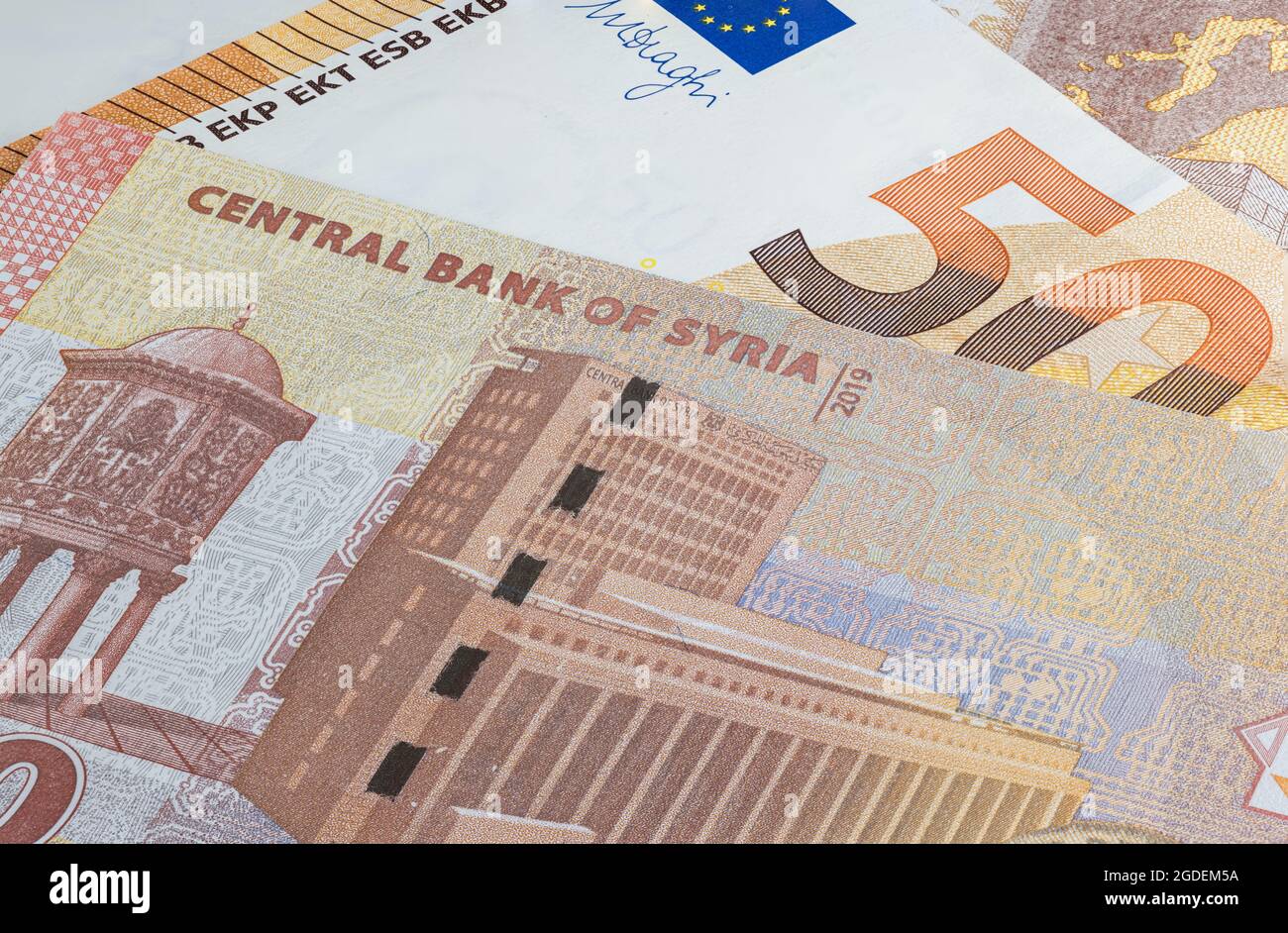Sterlina siriana o lira insieme alle banconote in euro. Denaro del paese arabo. Primo piano sfondo dettagliato denaro. Banconote della batteria Foto Stock