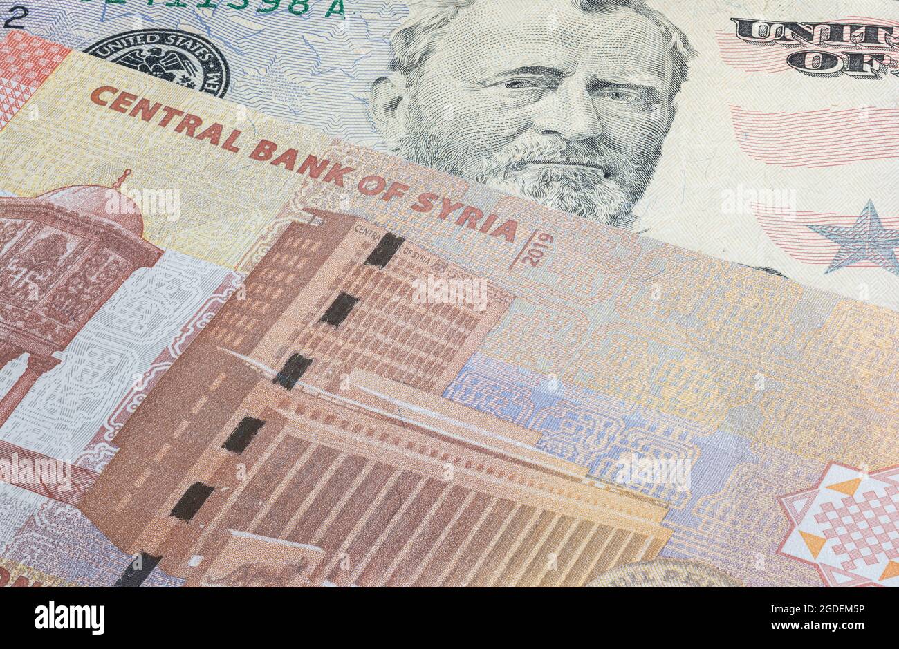 Banconote dei martoriati dal paese di guerra della Siria. Sterlina siriana o lira insieme a dollari americani. Denaro del paese arabo. Primo piano dettagliato m Foto Stock