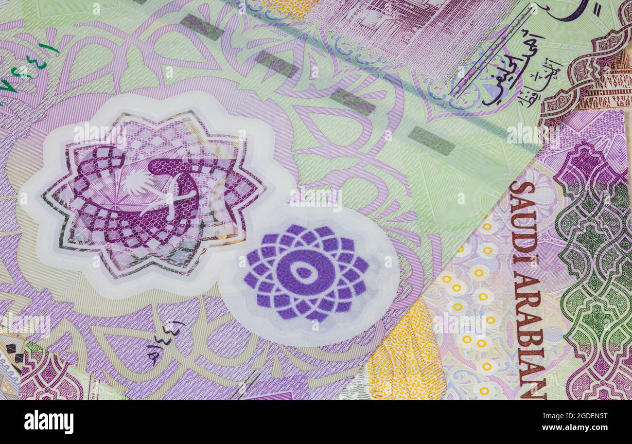 Primo piano fotografia di denaro Saudita. Carta valuta dell'Arabia Saudita. Riyal Saudita con il ritratto di Re Salman. Scoperta dell'autorità monetaria Foto Stock