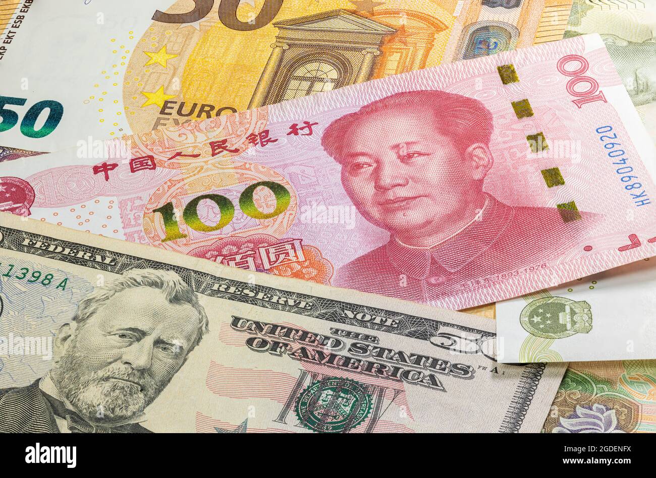 Primo piano fino a cento Yuan della Repubblica popolare Cinese che depone tra 50 dollari USA e 50 banconote euro. 100 banconote in renminbi. Guerra commerciale. Denaro o Foto Stock