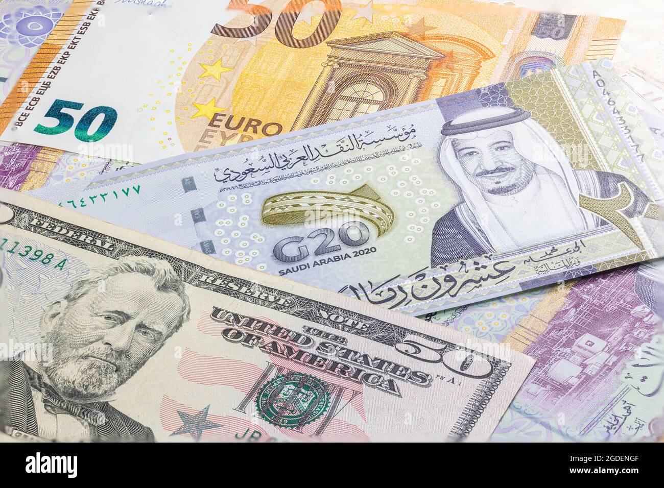 Primo piano 20 Riyal dell'Arabia Saudita con banconote da 50 dollari USA a 50 euro. Venti banconote Riyal del paese arabo. Denaro degli Stati Uniti e dell'Europa Foto Stock