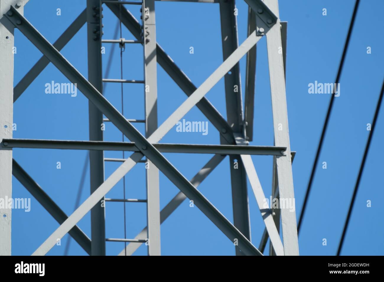 Una parte di una linea elettrica isolante ad alta tensione contro il cielo blu Foto Stock