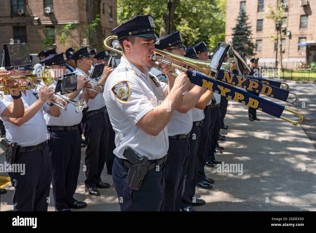 New York, Stati Uniti. 12 agosto 2021. La band NYPD gioca ad un evento di apertura del Queensbridge Houses Basketball Court nel Queens Borough di New York City.il Dipartimento della polizia di New York rinnova il campo da pallacanestro presso le NYCHA Queensbridge Houses attraverso l'uso di fondi per le forfait. È uno dei 15 campi da pallacanestro in tutta la città che il NYPD sta rinnovando. Il progetto da 4 milioni di dollari è finanziato da busti di farmaci. Credit: SOPA Images Limited/Alamy Live News Foto Stock