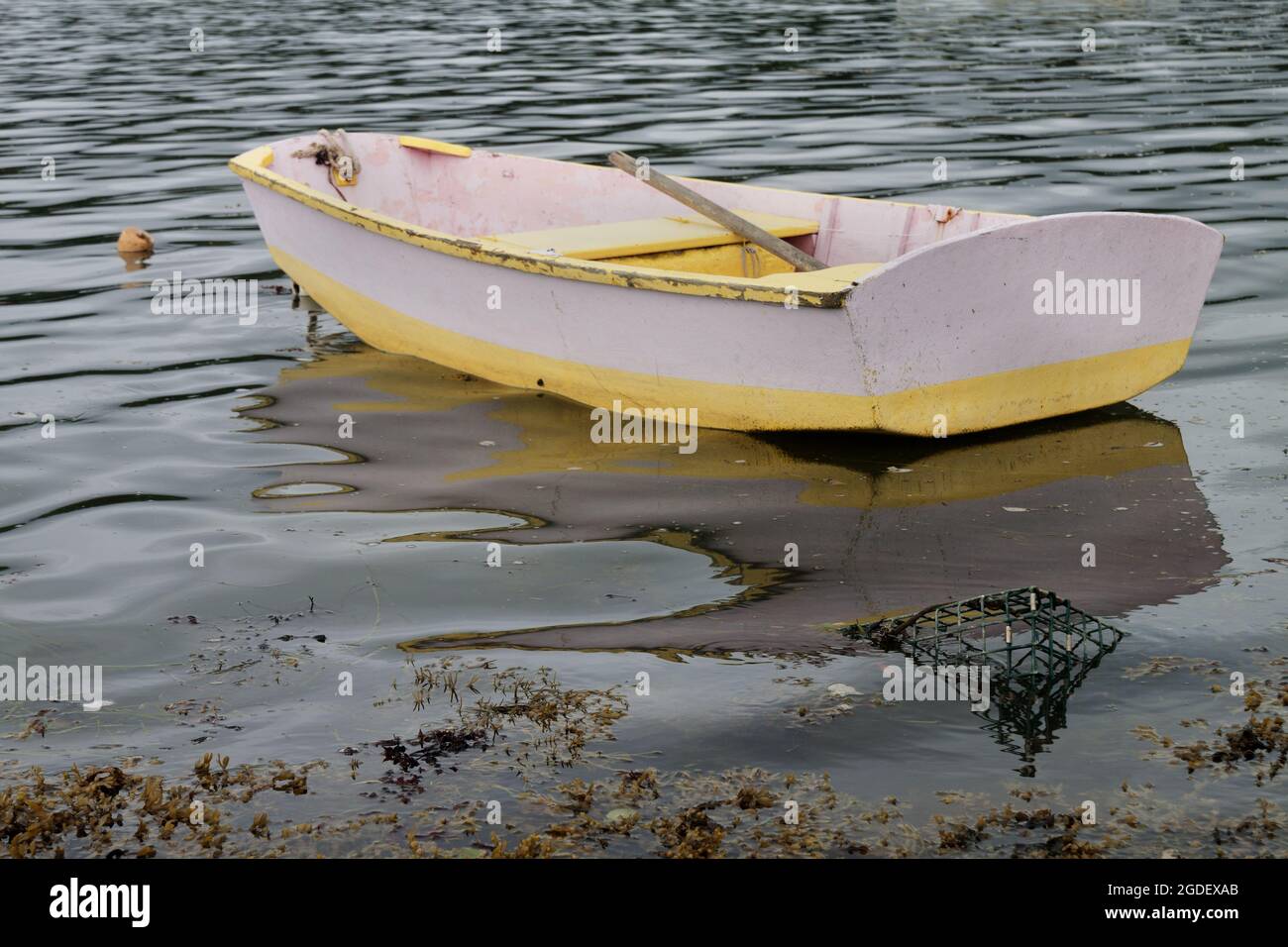 Vecchia barca da pesca con agenti atmosferici sull'acqua Foto Stock