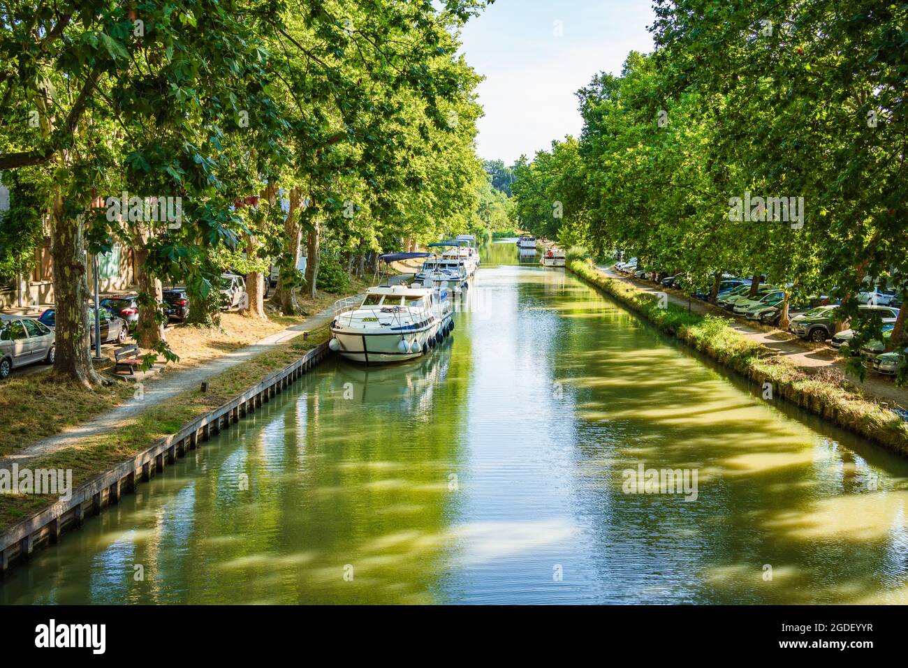 Barche ormeggiate nel Canal du Midi a Carcassonne, Francia. Foto Stock