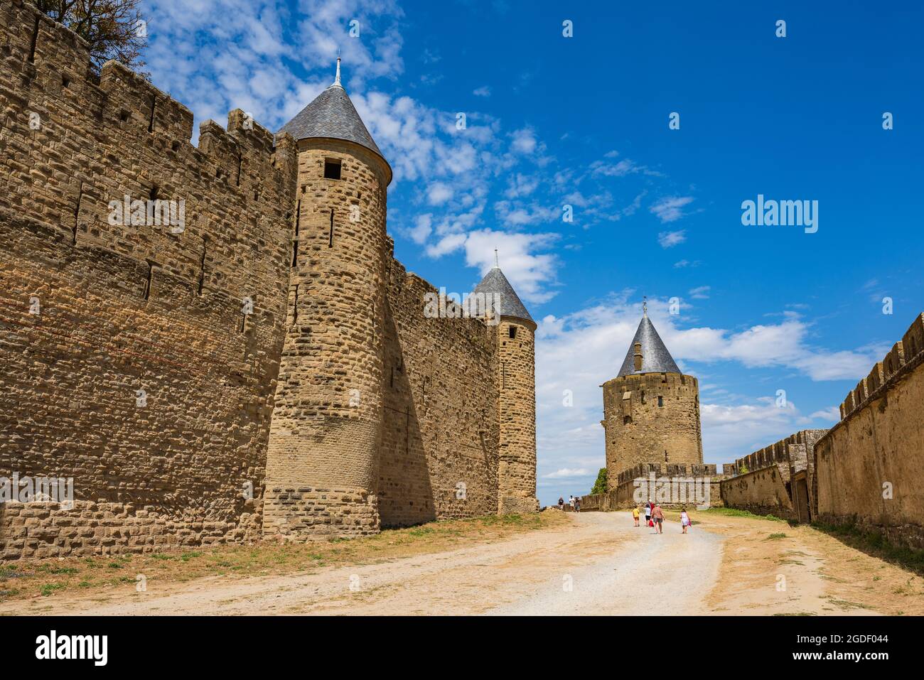 Carcassonne, Francia. 3 agosto 2021. Les Lices, distanza tra le mura di Carcassonne. La Cite, sito medievale patrimonio dell'umanità dell'UNESCO. Foto Stock