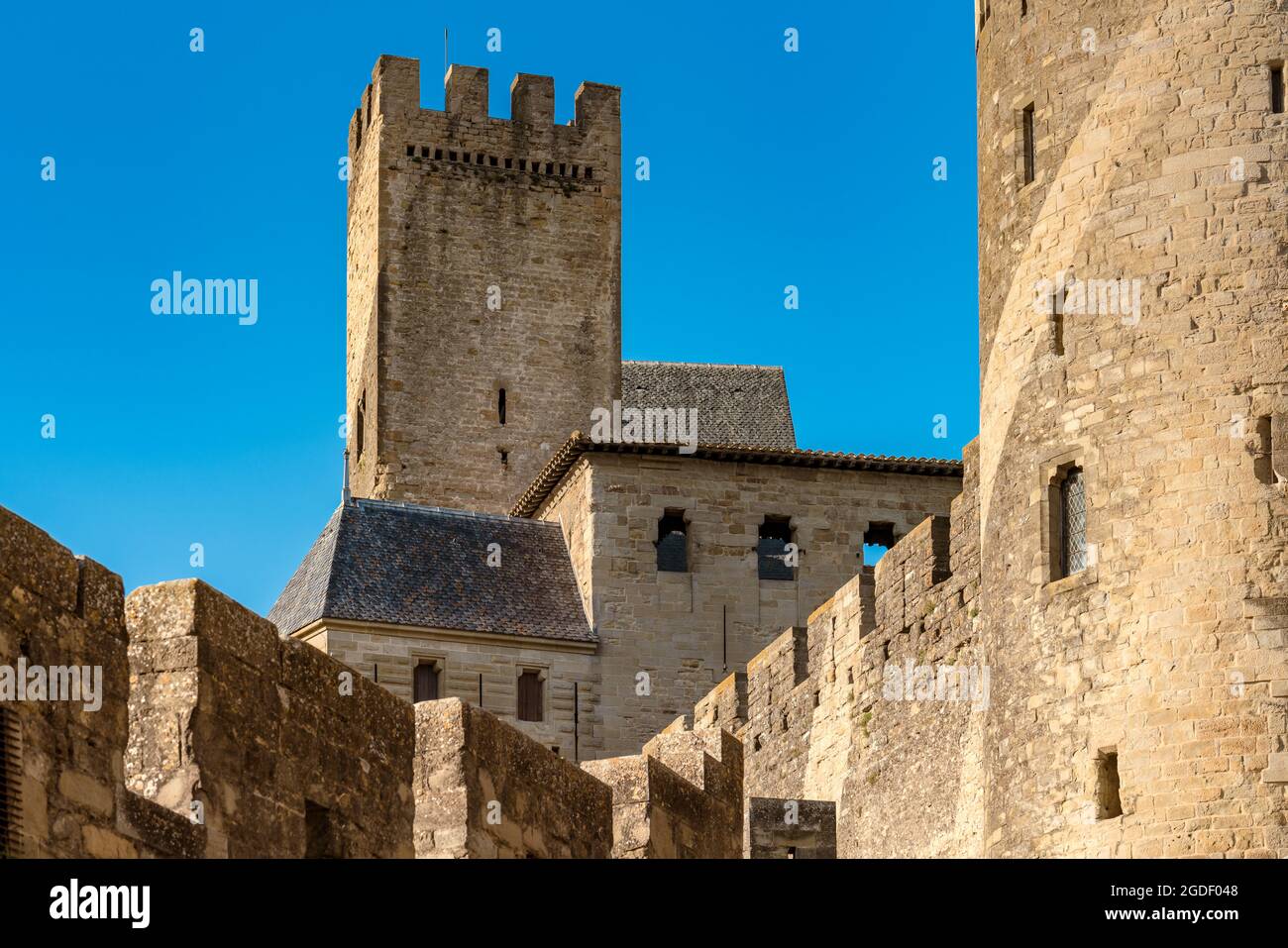 Vista dal basso angolo di la Cité Médiévale de Carcassonne in Francia. Patrimonio dell'umanità dell'UNESCO. Foto Stock
