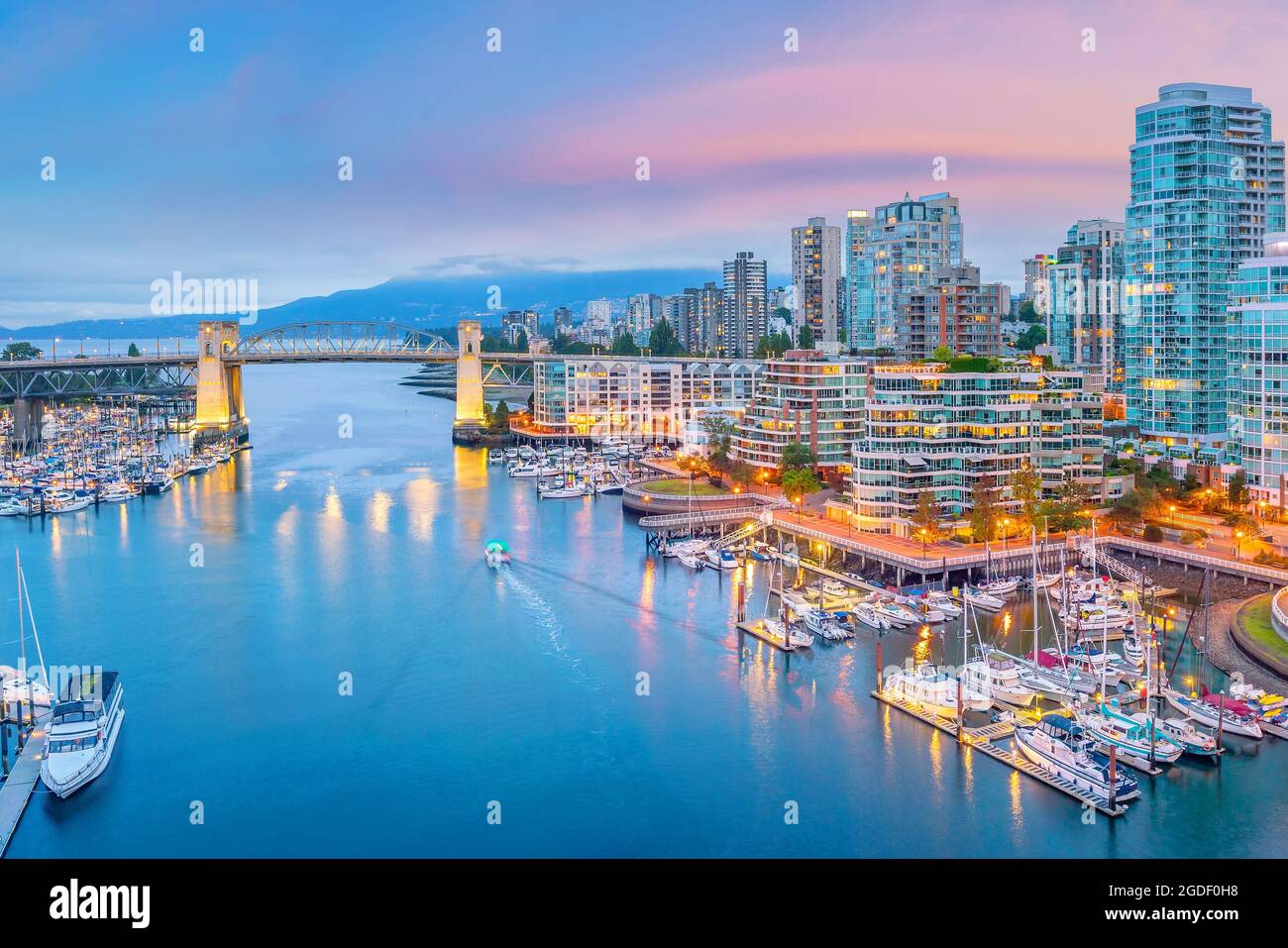Splendida vista dello skyline del centro di Vancouver, British Columbia, Canada al tramonto Foto Stock
