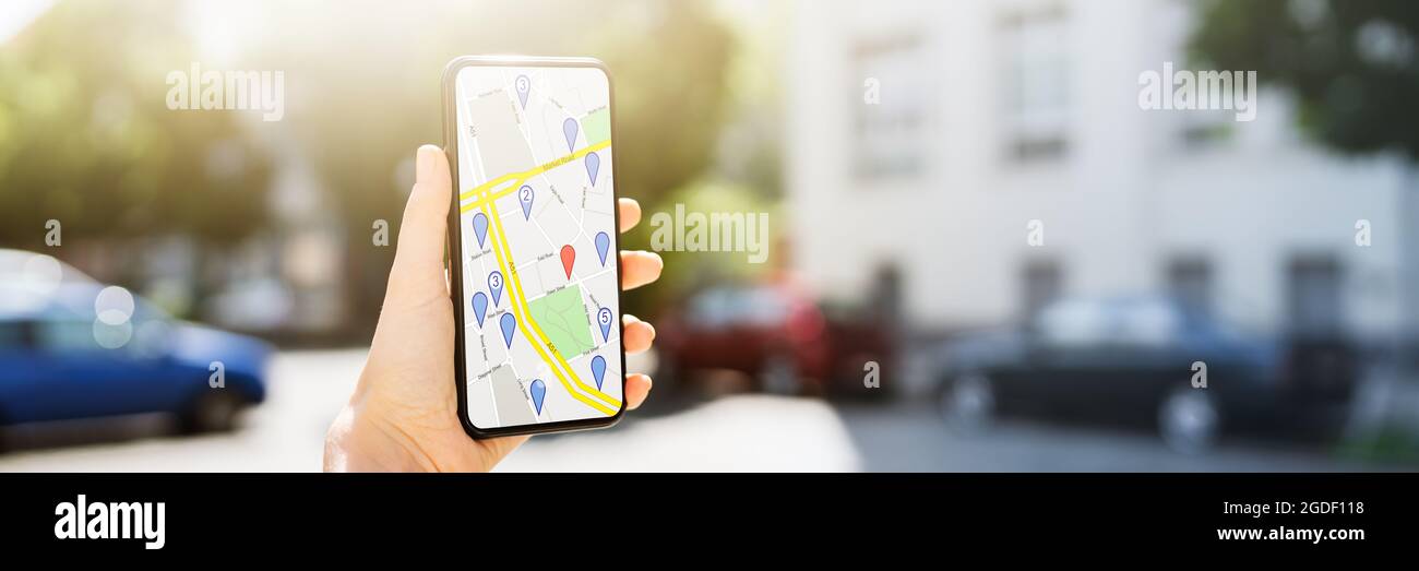 Marketing basato sulla posizione e Ricerca mappa GPS sul telefono Foto  stock - Alamy