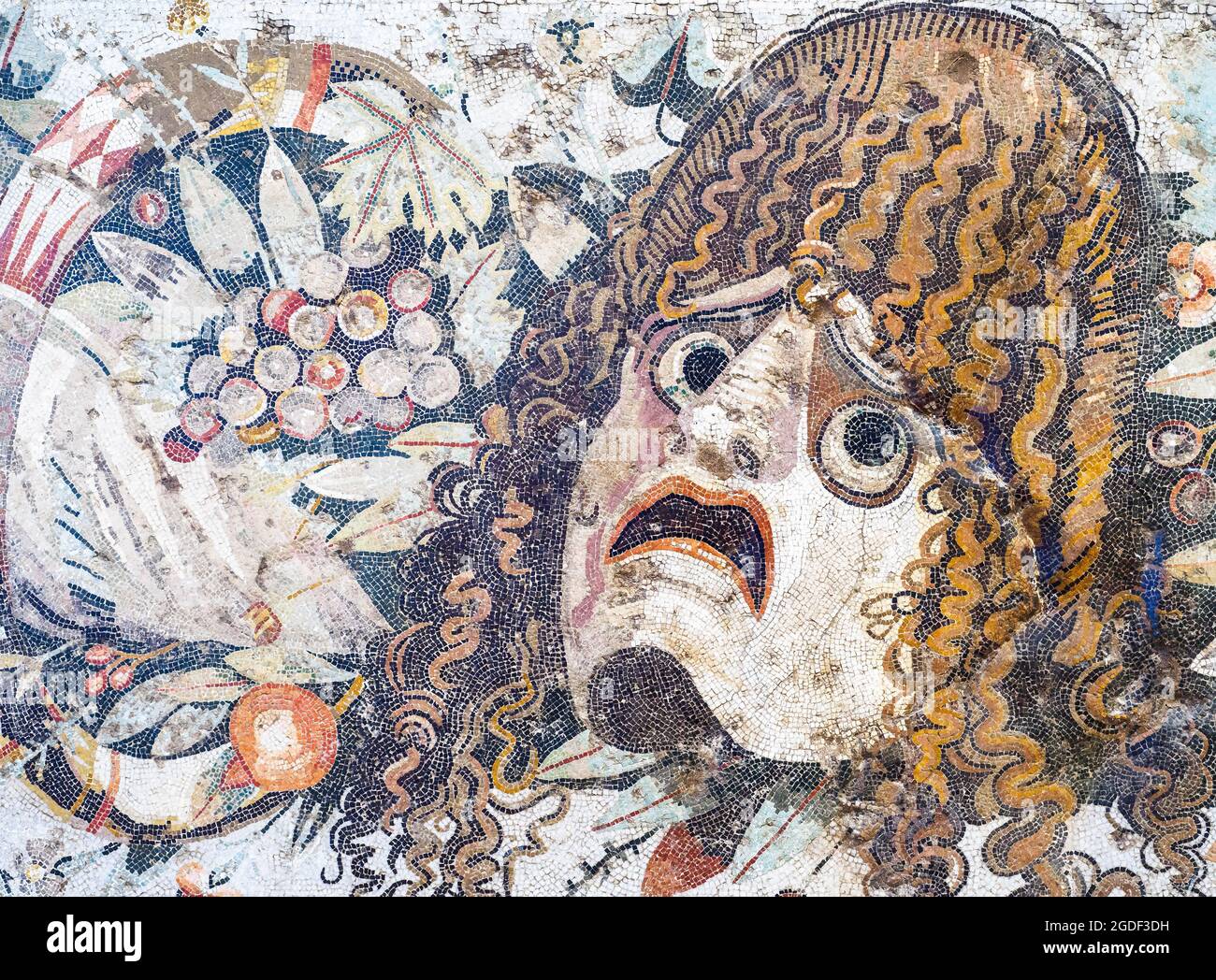 Particolare di un festone con maschera soglia Mosaica in opus vermiculatum di tessere policrome di Pompei, Casa del Fauno (Casa del Fauno) - fine II - inizio i secolo a.C. Foto Stock
