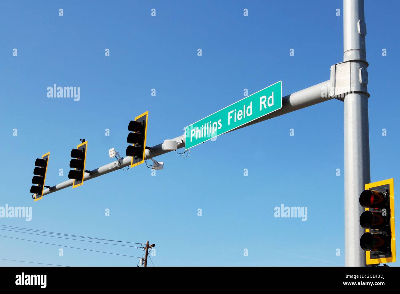 Amerikanisches Straßennamensschild der Phillips Field Rd mit Ampelanlage an einer Straßenkreuzung in Alaska, USA. Foto Stock