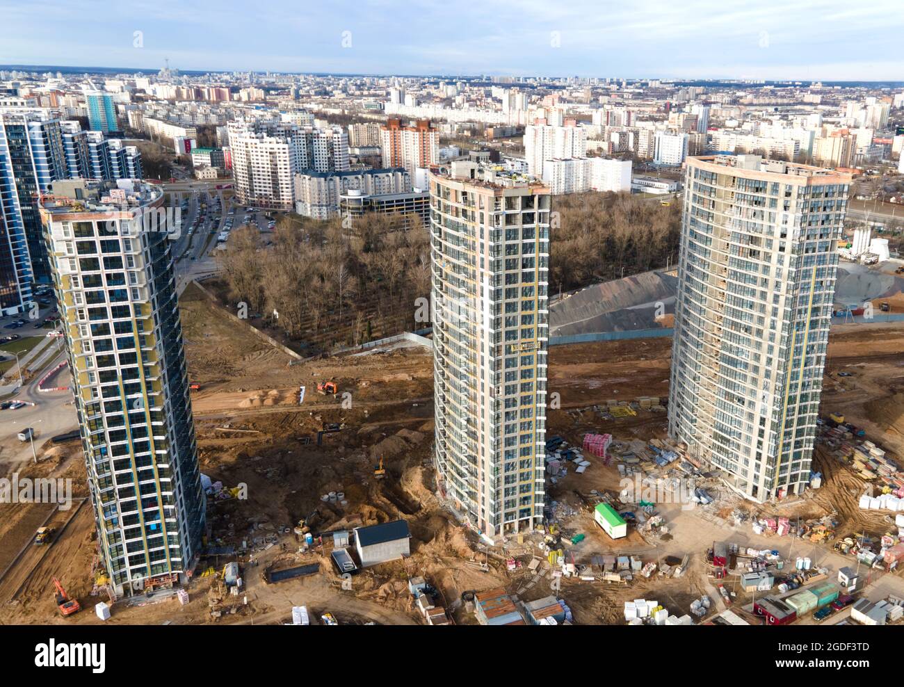 Costruzione di edifici residenziali a più piani. Vista di una maggiore distanza di costruzione durante la costruzione di grattacieli ed edifici. Alloggiamento re Foto Stock