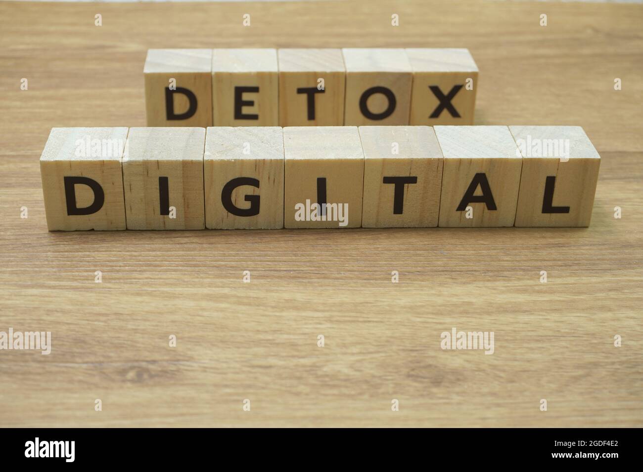 Lettera dell'alfabeto digitale Detox su sfondo di legno Foto Stock