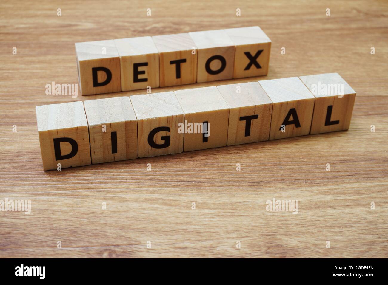 Lettera dell'alfabeto digitale Detox su sfondo di legno Foto Stock