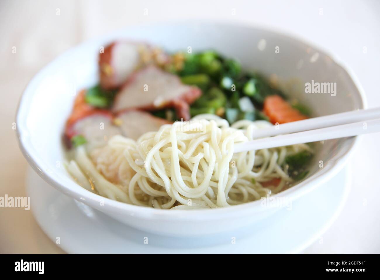 Noodle e spolverini con maiale rosso Foto Stock