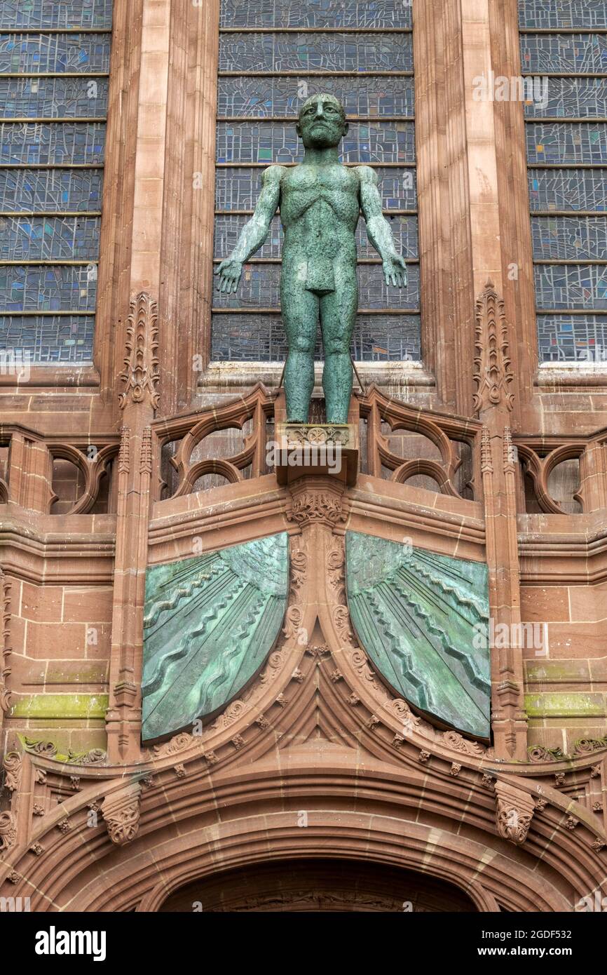 L'accogliente scultura di Cristo di Dame Elisabeth Frink all'ingresso della Cattedrale di Liverpool Foto Stock