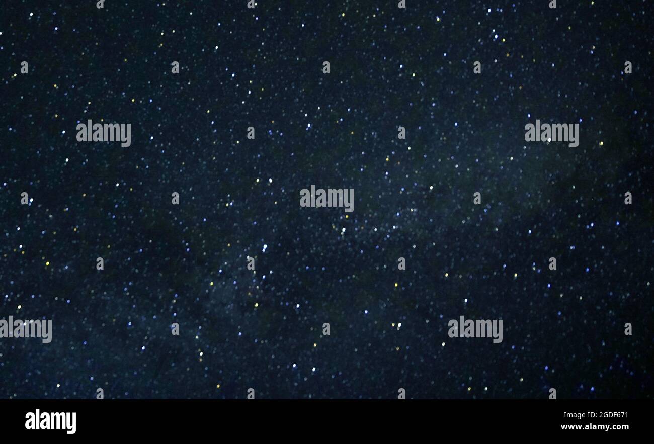 Notte stellata. Cielo con molte stelle. Galassia. Nebulosa. Universo con polvere spaziale. Via Lattea. Foto a lunga esposizione con grana. Foto Stock