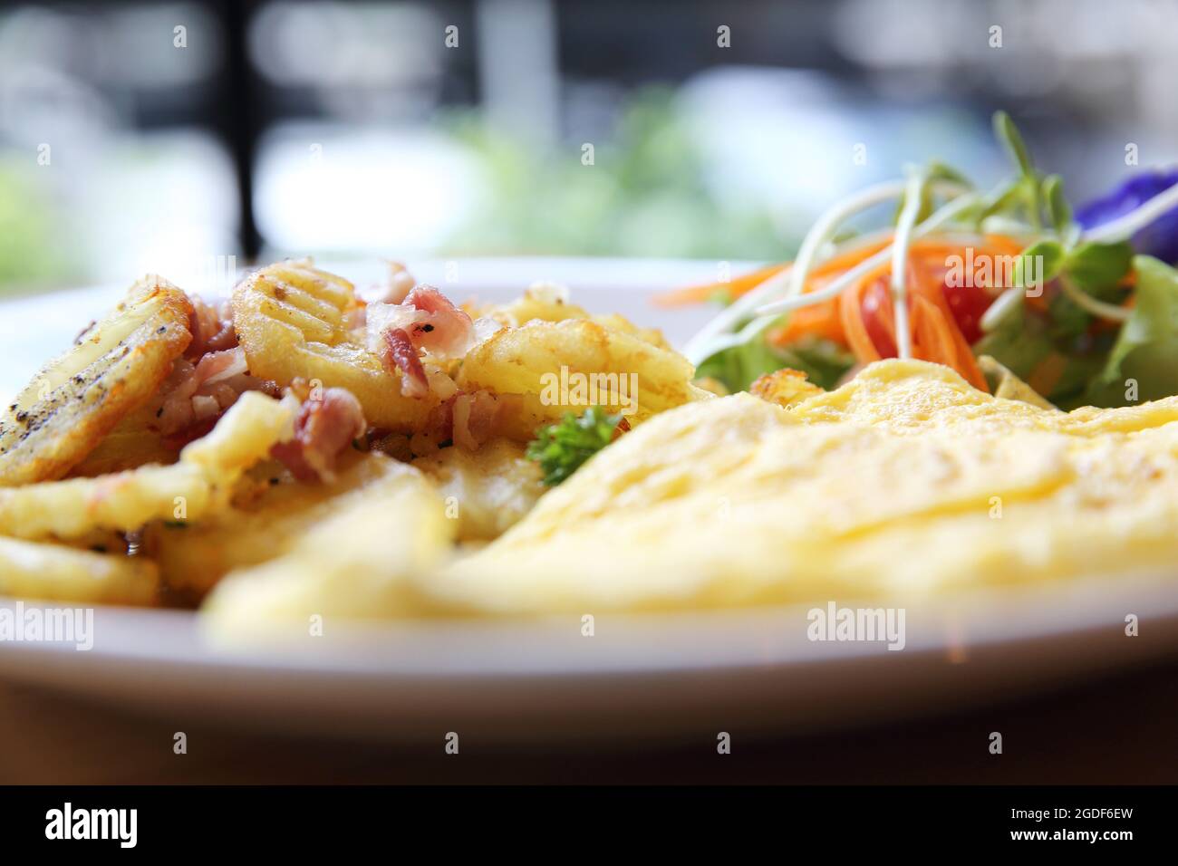 Una deliziosa colazione casalinga con pancetta croccante e omelette alle uova Foto Stock