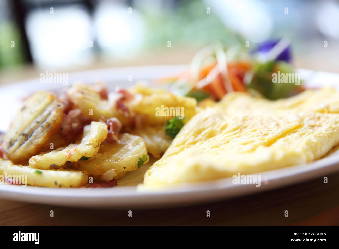 Una deliziosa colazione casalinga con pancetta croccante e omelette alle uova Foto Stock