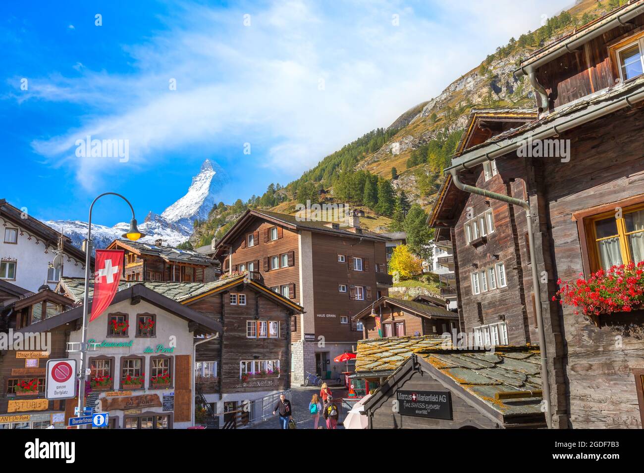 Zermatt, Svizzera - 7 ottobre 2019: Vista sulla strada della città in autunno nella famosa stazione sciistica svizzera, Monte neve Cervino, case tradizionali Foto Stock