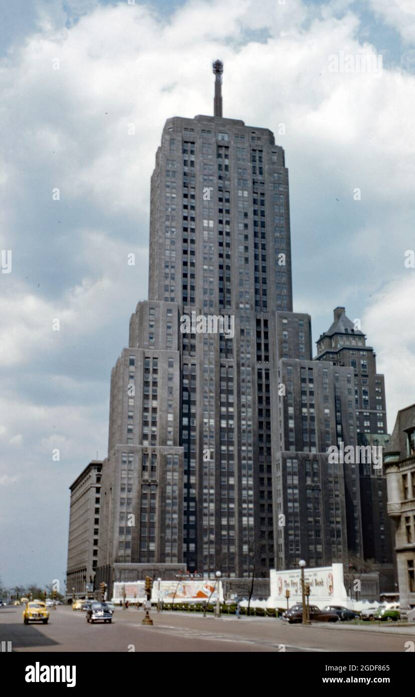 Il Palmolive Building (in seguito rinominato Playboy Building nel 1965), un edificio Art Deco a 37 piani, North Michigan Avenue, Chicago, Illinois, USA c. 1955. Costruito da Holabird & Root, fu completato nel 1929 e fu sede della Colgate-Palmolive-Peet Corporation. Nel 2001, l'edificio è stato venduto agli sviluppatori Draper e Kramer che, convertito in uso prevalentemente residenziale. Un faro chiamato per l'aviatore Charles Lindbergh è stato aggiunto alla parte superiore dell'edificio nel 1930. Foto Stock