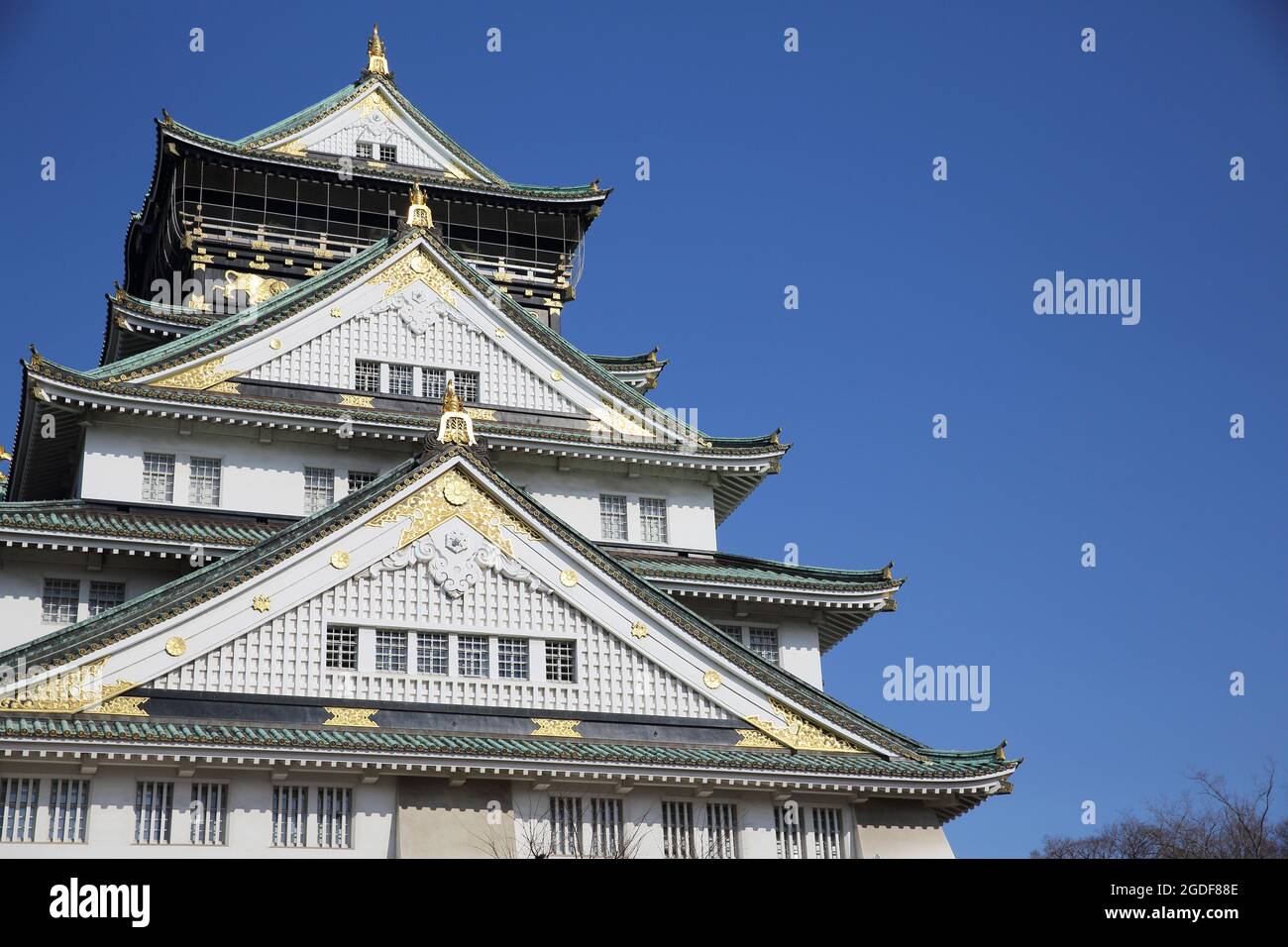 castello di osaka con cielo blu, castello giapponese Foto Stock