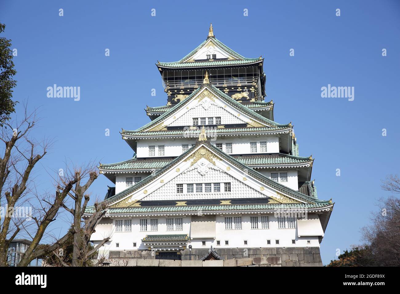 castello di osaka con cielo blu, castello giapponese Foto Stock