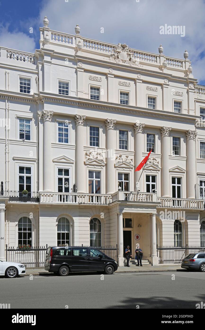 Ambasciata turca nel Regno Unito a Belgrave Square, Westminster, Londra. La polizia armata protegge l'ingresso sotto la bandiera turca. Foto Stock