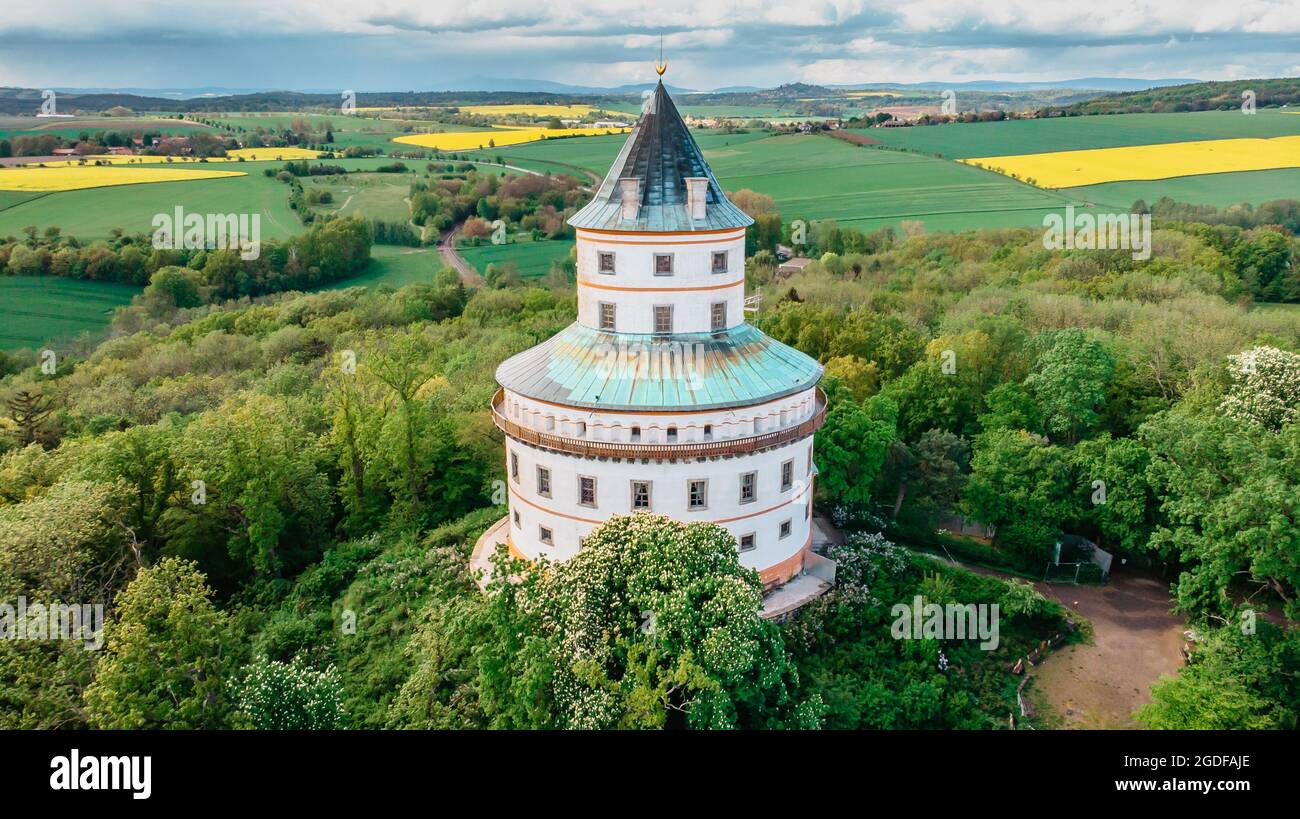 Vista aerea del castello di Humprecht circondato da un bellissimo paesaggio di primavera, Repubblica Ceca. Castello barocco utilizzato per essere un rifugio di caccia. Foto Stock