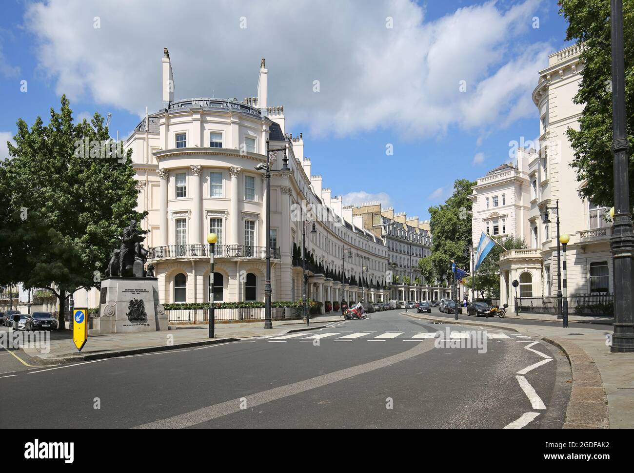 Grosvenor Crescent, Westminster, Londra, vista a nord da Belgrave Square. Mostra la statua di Sir Robert Grosvenor (a sinistra), 1 ° marchese di Westminster Foto Stock